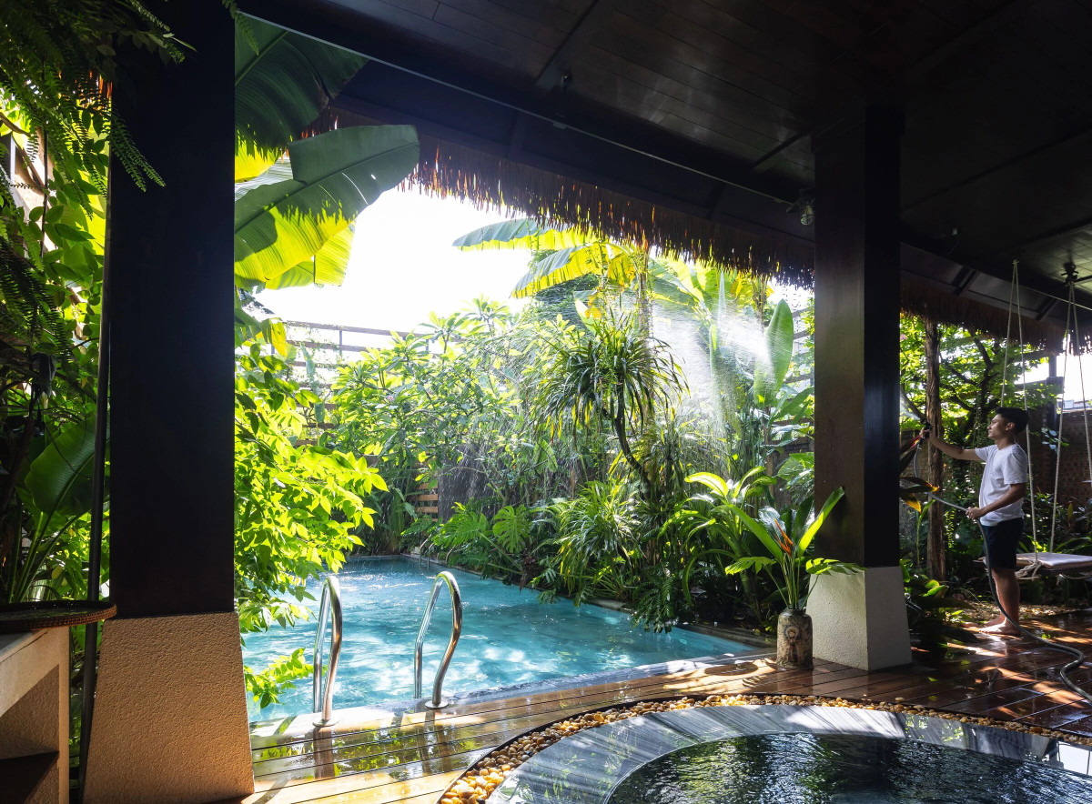 Ngôi nhà được bao quanh bởi không gian mở vừa đủ để hài hòa với cây cối và thiên nhiên xung quanh. Ảnh: Triệu Chiến