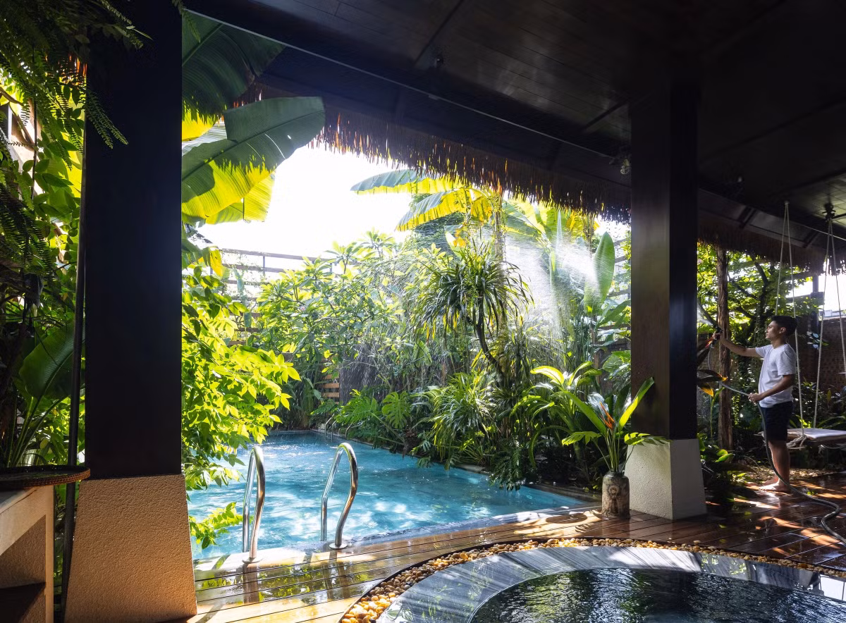 Ngôi nhà được bao quanh bởi không gian mở vừa đủ để hài hòa với cây cối và thiên nhiên xung quanh. Ảnh: Triệu Chiến