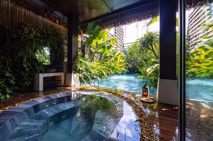 Hệ thống kỹ thuật được giấu dưới lòng đất để tạo khoảng đất bên trên cho cây cối vươn mầm sinh trưởng, nuôi dưỡng các giống cây đặc trưng của khí hậu nhiệt đới, nâng niu và chăm sóc vươn những tán lớn đón ánh nắng mặt trời. Ảnh: Triệu Chiến