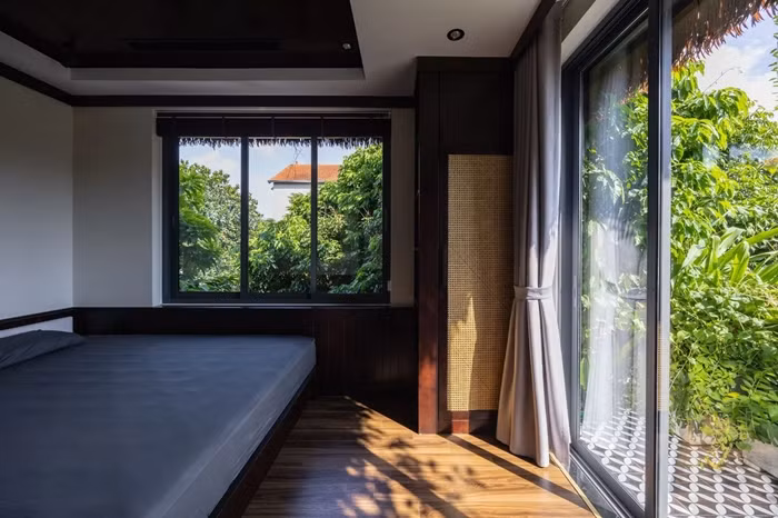 Mỗi ban công đều ngập tràn cây xanh, giúp bầu không khí thêm trong lành. Ảnh: Triệu Chiến