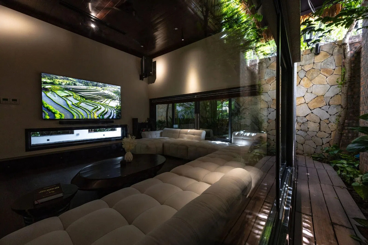 Phòng khách bố trí hạ sàn tách biệt, chìm xuống mang đến bầu không khí yên tĩnh và thân mật. Ảnh: Triệu Chiến