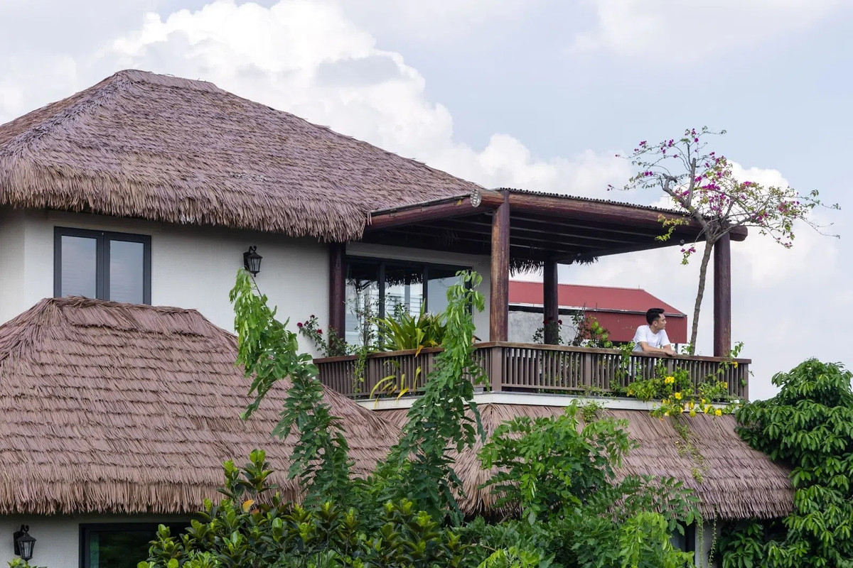 Mái chéo ấn tượng giữa hàng loạt nhà mái ngói và tôn như hiện nay, tạo nên sự hòa hợp giữa kiến trúc hiện đại và thiên nhiên.Ảnh: Triệu Chiến