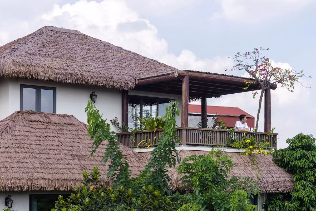 Mái chéo ấn tượng giữa hàng loạt nhà mái ngói và tôn như hiện nay, tạo nên sự hòa hợp giữa kiến trúc hiện đại và thiên nhiên.Ảnh: Triệu Chiến