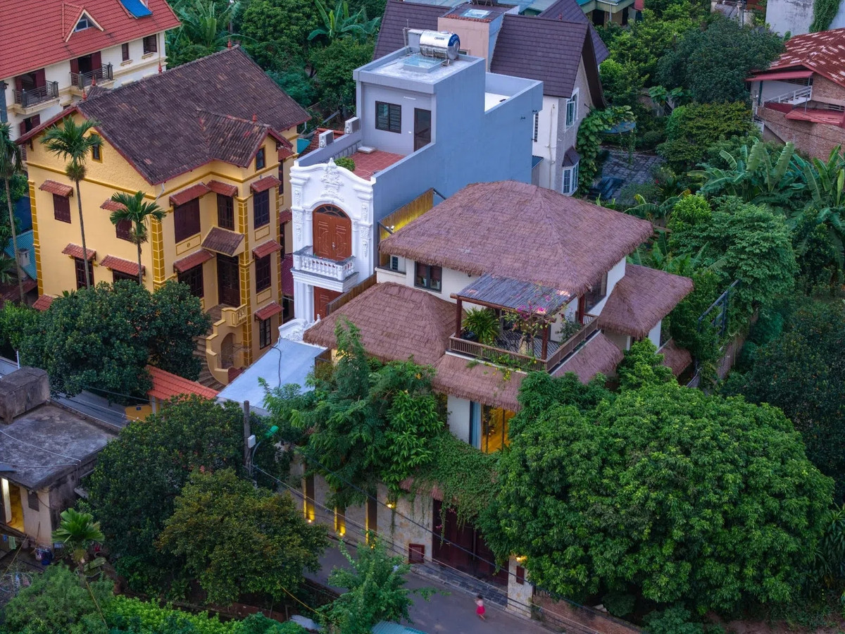 Việc áp dụng linh hoạt các yếu tố kiến trúc truyền thống như mái dốc và hiên nhà, kết hợp với vật liệu địa phương giúp tòa nhà thích nghi tốt với khí hậu khắc nghiệt. Ảnh: Triệu Chiến