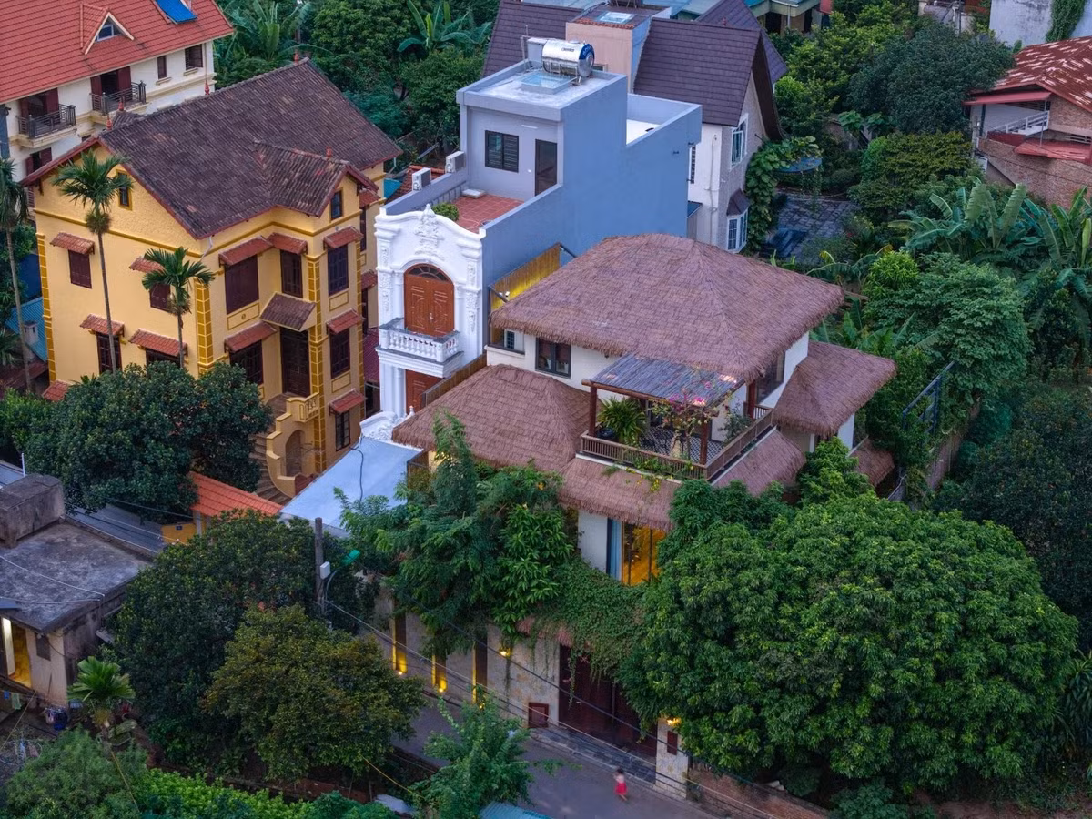 Việc áp dụng linh hoạt các yếu tố kiến trúc truyền thống như mái dốc và hiên nhà, kết hợp với vật liệu địa phương giúp tòa nhà thích nghi tốt với khí hậu khắc nghiệt. Ảnh: Triệu Chiến