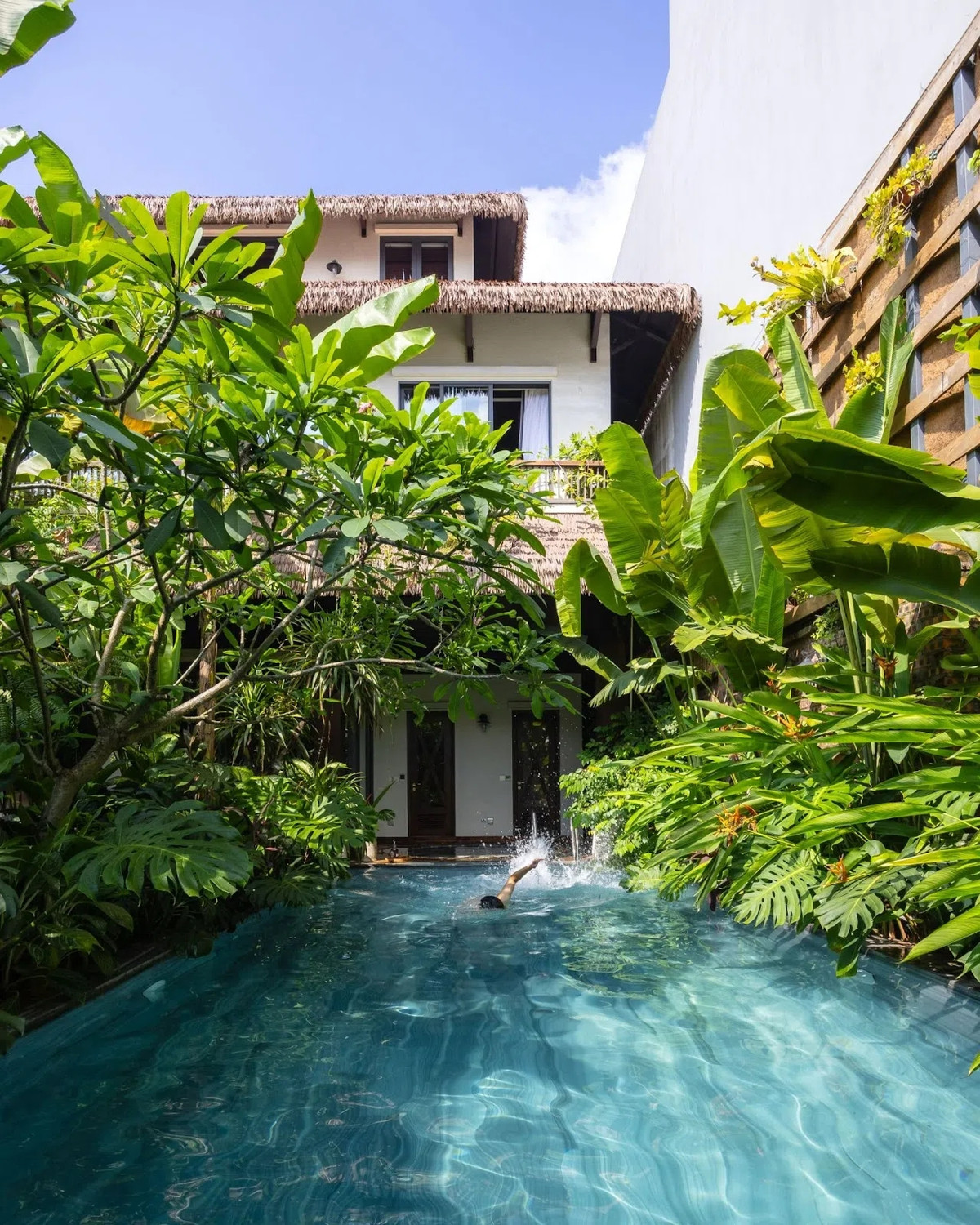 Mái hiên đặc trưng của kiến trúc truyền thống, nhìn ra khoảng sân lớn đằng sau có bể bơi bốn mùa. Ảnh: Triệu Chiến