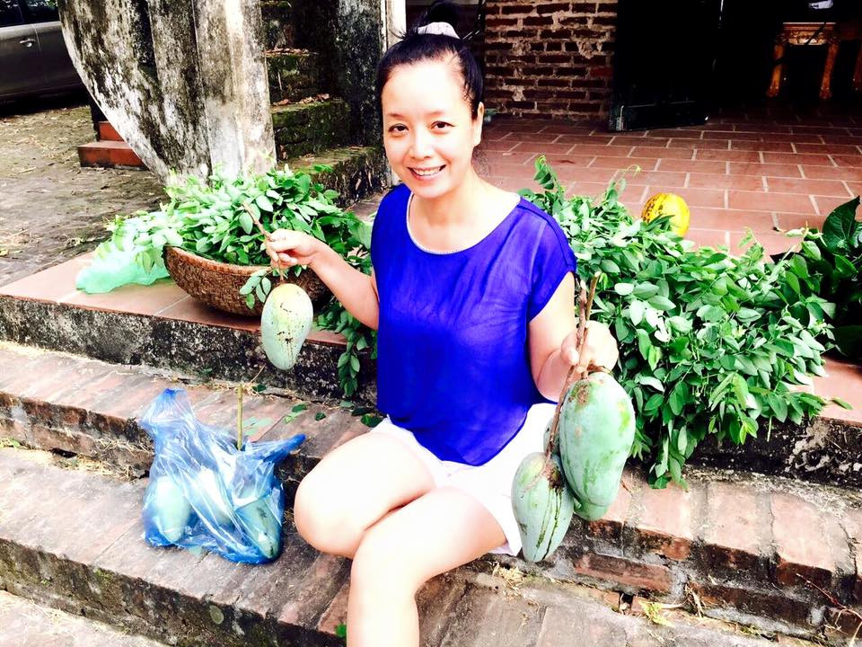 Nghệ sĩ Chiều Xuân thường xuyên về đây dọn vườn và thu hoạch rau trái.