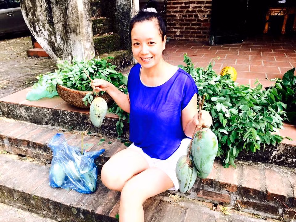 Nghệ sĩ Chiều Xuân thường xuyên về đây dọn vườn và thu hoạch rau trái.