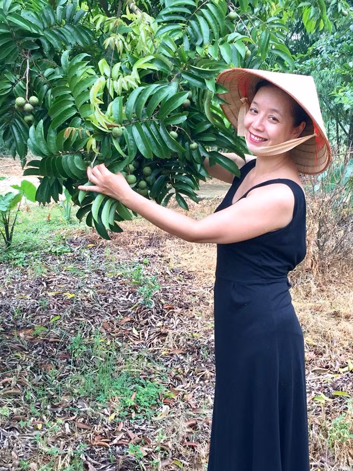 Tại đây, NSƯT Chiều Xuân xây dựng ngôi nhà nhỏ để về nghỉ dưỡng cuối tuần, xung quanh là khu vườn bạt ngàn hoa trái.