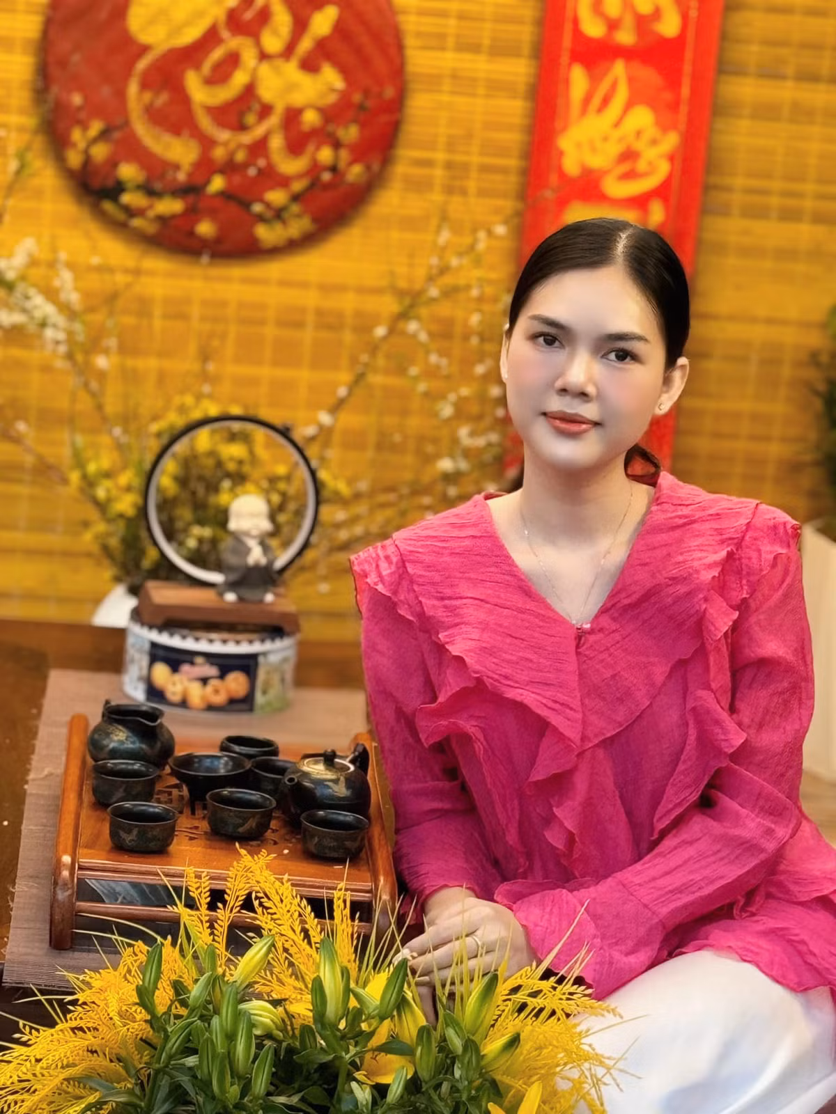  Lê Ngọc Trinh sinh năm 1996, được chú ý nhờ ngoại hình giống "Nữ hoàng nội y" Ngọc Trinh. Cô cũng là diễn viên quen thuộc trong nhiều bộ phim như Báo thù, Bí mật hai thế giới, Chuông gió, Màu cát...