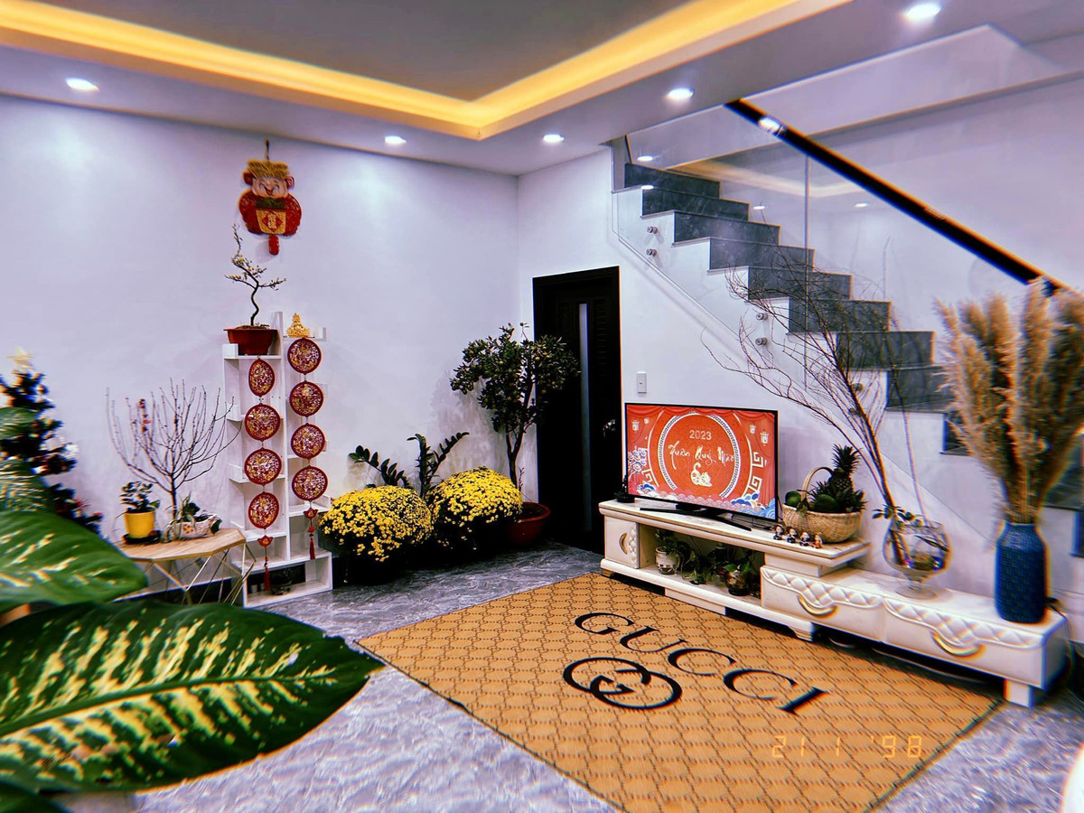 Bên trong nhà được trang trí nhiều màu sắc giúp không gian thêm tươi mới.