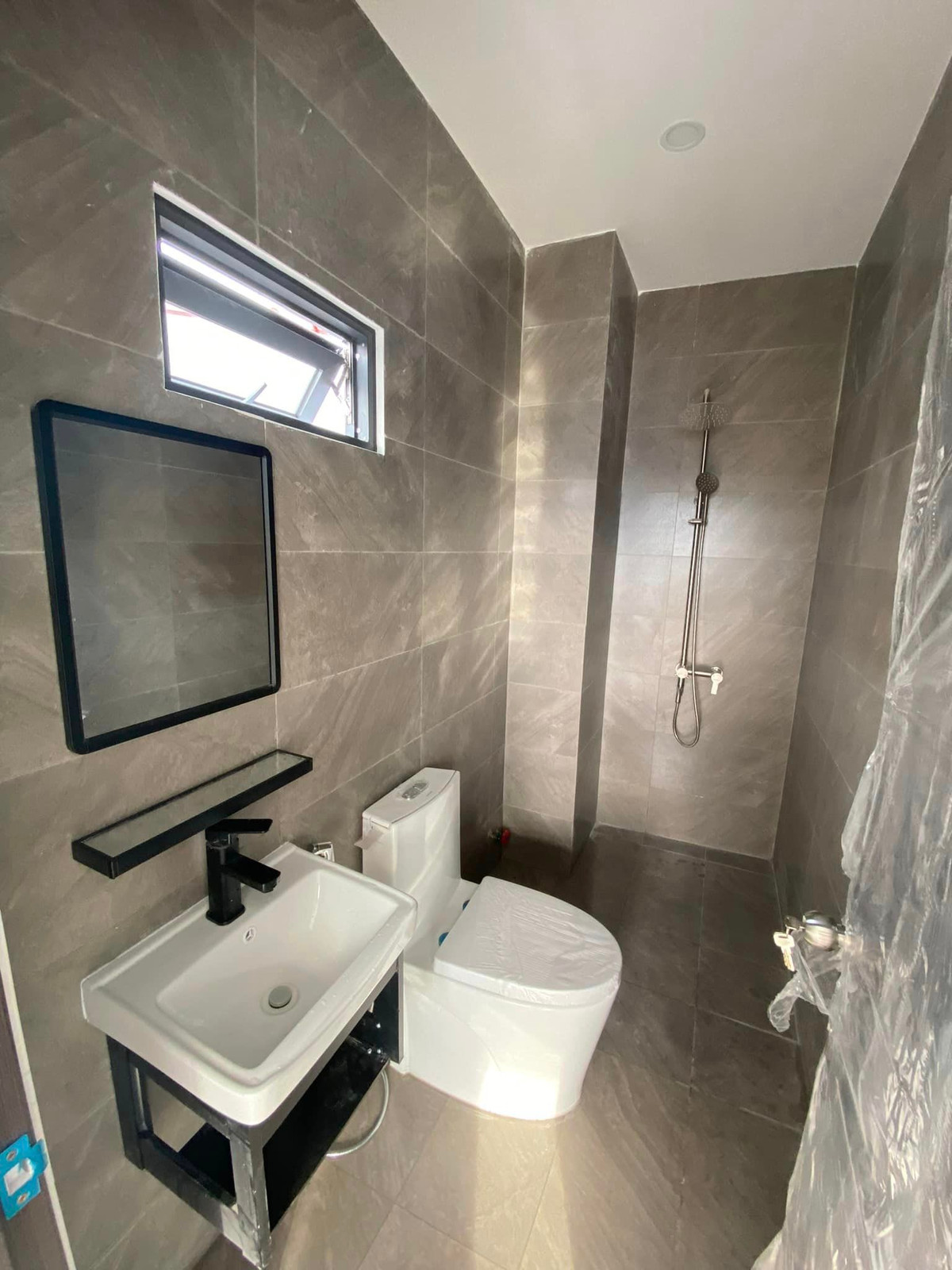 Phòng tắm sang trọng và hiện đại.