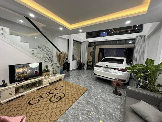 Phòng khách rộng rãi, có thể để ô tô ngay tại tầng trệt.