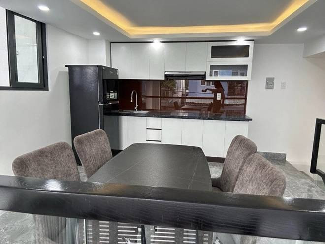 Phòng bếp không quá lớn nhưng tiện nghi.