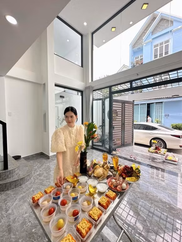 Trong đó, ngôi nhà 4 tầng khang trang do chính tay cô thiết kế được nữ diễn viên thường xuyên đăng tải.