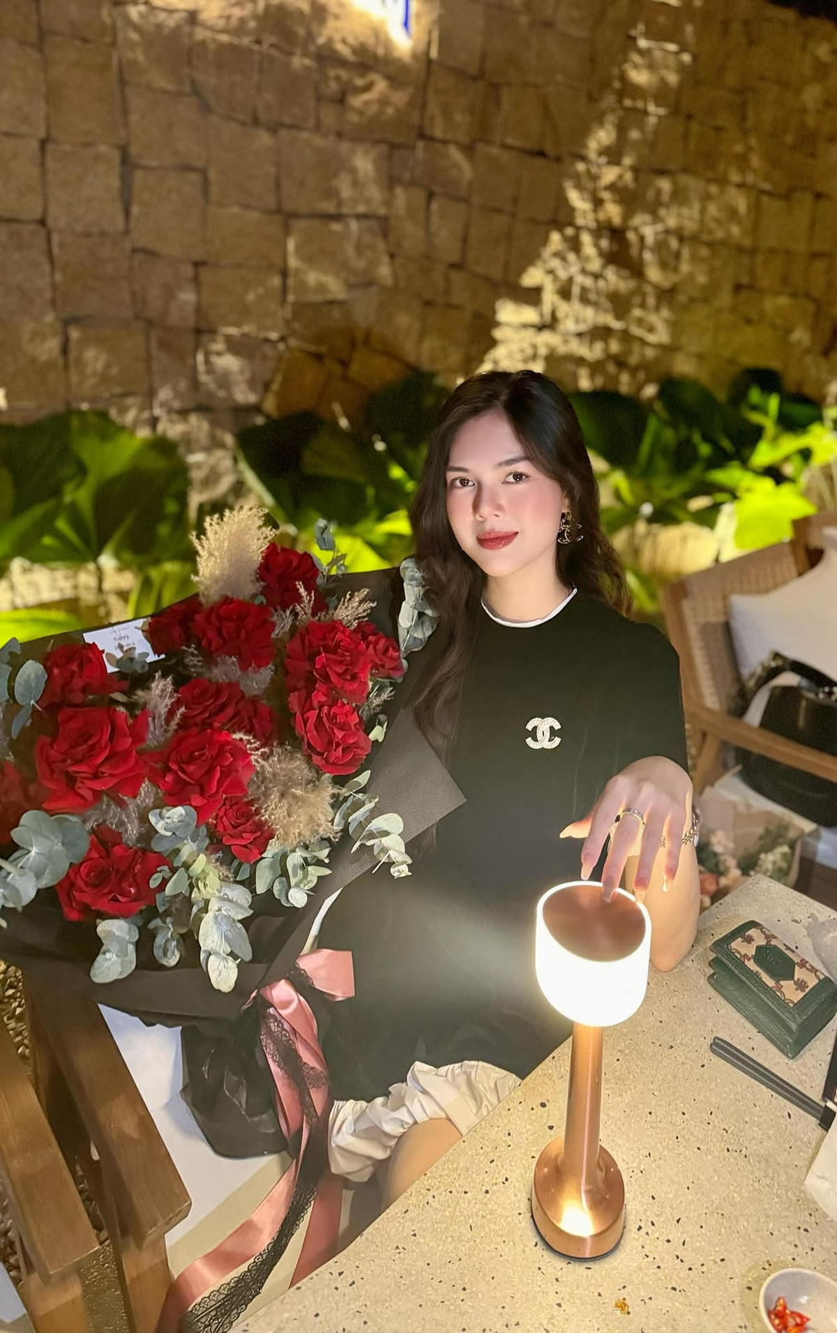 Chưa đến 30 tuổi, Ngọc Trinh có cuộc sống đầy đủ, cô thường xuyên khoe cuộc sống sang chảnh, hàng hiệu chất đầy xe hơi. Đáng chú ý, nữ diễn viên từng chia sẻ nhà nhiều quá dẫn đến tình trạng không nhớ hết mình đang có bao nhiêu nhà.