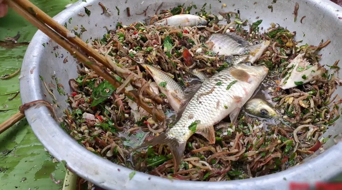 Khi ăn, hực khách dùng dao khía nhẹ vào bụng cá để lấy ruột ra, thao tác phải đảm bảo nhanh, sao cho con cá vẫn còn "nhảy" trong miệng khi thưởng thức. Ảnh: Vietnamnet