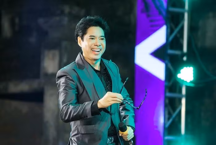 Danh ca Ngọc Sơn còn là người bạn hào phóng đối với bạn bè của mình. Anh từng mua tặng đàn anh Thái Châu chiếc đồng hồ nạm kim cương thương hiệu Thuỵ Sĩ trị giá 7 tỷ đồng, dẫn con nuôi Duy Cường mua vàng cầu may hết 100 triệu đồng. Ảnh: Saostar