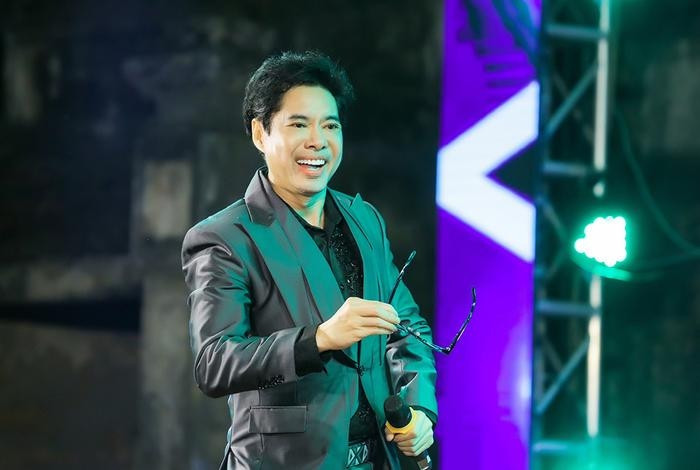 Danh ca Ngọc Sơn còn là người bạn hào phóng đối với bạn bè của mình. Anh từng mua tặng đàn anh Thái Châu chiếc đồng hồ nạm kim cương thương hiệu Thuỵ Sĩ trị giá 7 tỷ đồng, dẫn con nuôi Duy Cường mua vàng cầu may hết 100 triệu đồng. Ảnh: Saostar