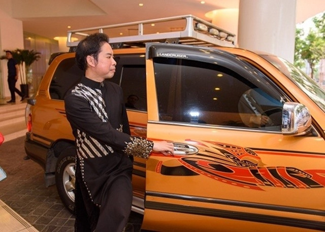 Ngọc Sơn gây chú ý khi đi diễn bằng chiếc xế hộp có màu sắc nổi bật và độc đáo. Ảnh: Techz