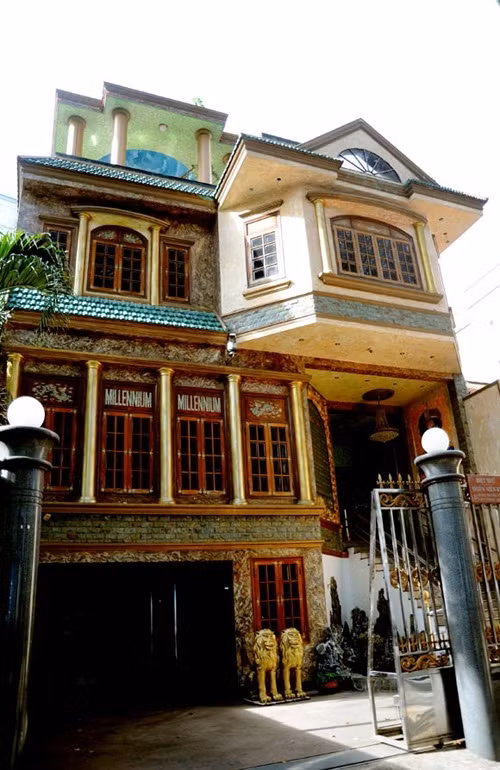 Ngoài ra, Ngọc Sơn còn tậu căn biệt thự với tên gọi "Thiên niên kỷ" trị giá 1.000 tỷ đồng tọa lạc ngay tại mặt tiền của con đường đắt đỏ Sương Nguyệt Ánh thuộc trung tâm (Quận 1, TP HCM). Ảnh: Vietnamnet