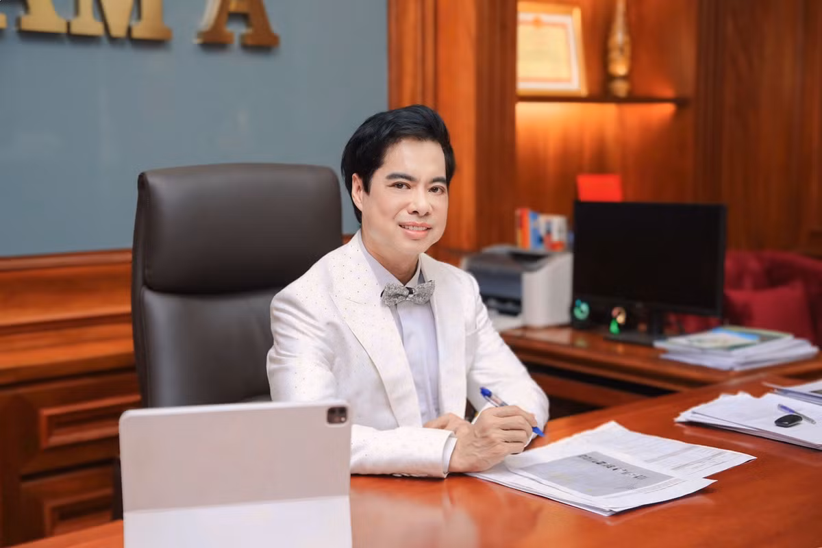 Mở rộng công việc ngoài nghệ thuật, mới đây ca sĩ Ngọc Sơn thành lập công ty mới ở Bà Rịa – Vũng Tàu. Trước đó, Ngọc Sơn từng thành lập 2 công ty riêng ở Phan Thiết (Bình Thuận) và TP HCM. Ảnh: Vietnamnet