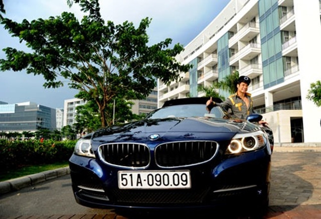 Trong dàn xe sang của Ngọc Sơn, không thể bỏ qua chiếc BMW Z4 trị giá 2,4 tỷ do chính mẹ anh mua tặng. Ảnh: Techz