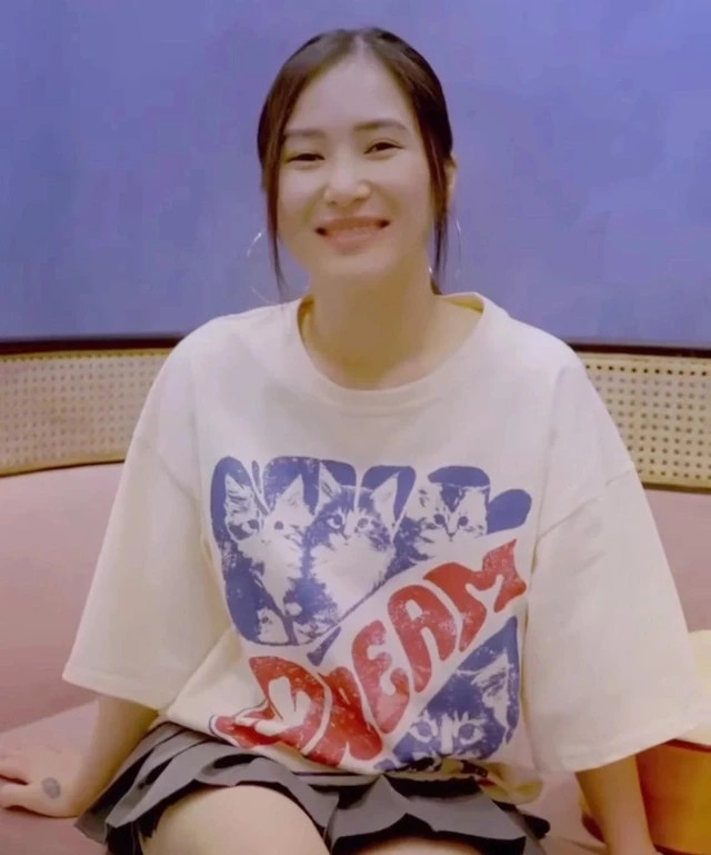 Mới đây, trên trang cá nhân, ca sĩ Hương Tràm chia sẻ clip đang tập đàn và trò chuyện với một người trong ekip. Nữ ca sĩ xác nhận đã trở về Việt Nam, đồng thời tiết lộ sẽ tổ chức nhiều show âm nhạc để phục vụ khán giả. Ảnh: chụp màn hình