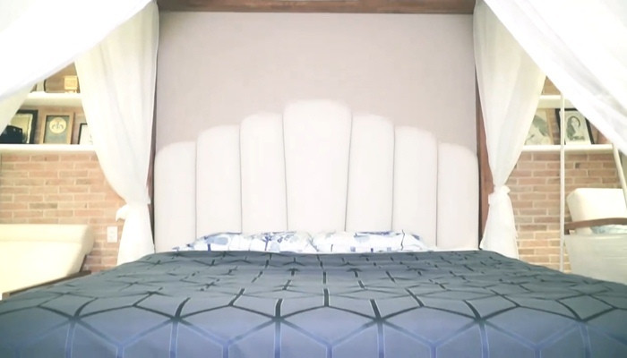 Phòng ngủ đơn giản nhưng ấm cúng. Ảnh: FBNV