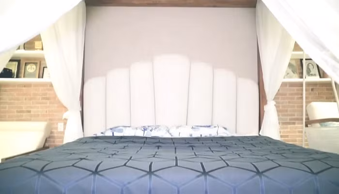 Phòng ngủ đơn giản nhưng ấm cúng. Ảnh: FBNV