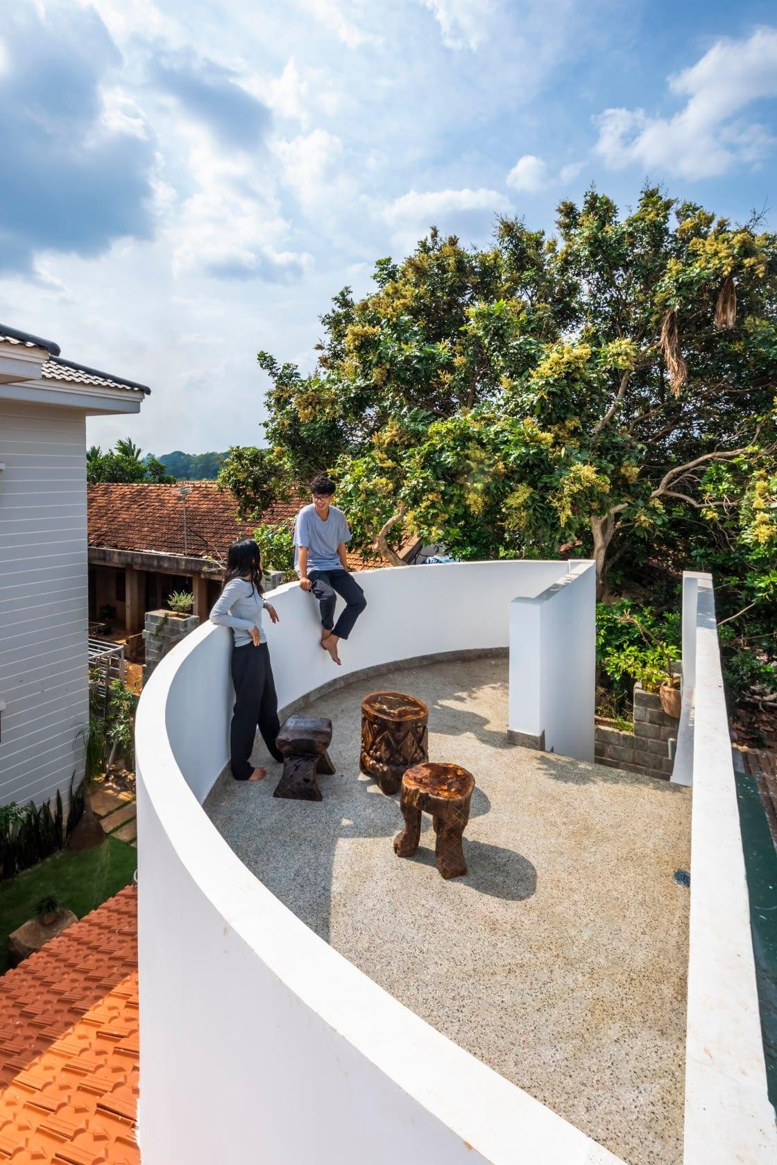 Điểm nhấn của công trình là sân thượng cong hình con thuyền ở trên mái, và phần sàn dưới đưa ra ngoài, nhằm tận hưởng triệt để sự thoáng đãng của khu đất rộng xung quanh. Ảnh: 6717 Studio