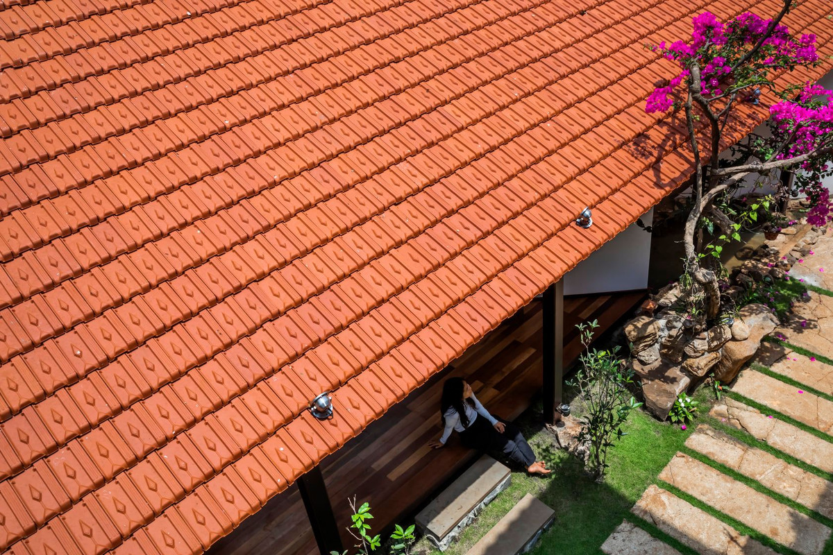 Mái nhà dạng hiên gạch ngói đỏ, gợi nhớ đến hình ảnh quen thuộc trong kiến trúc truyền thống của người Việt Nam. Ảnh: 6717 Studio