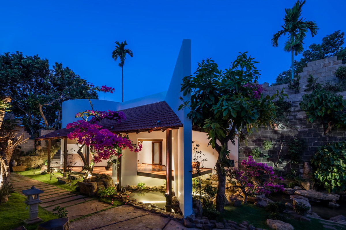 Hệ mái được phát triển dài theo khu đất, song song và mở về phía gian nhà chính của gia chủ để tăng sự kết nối giữa 2 không gian. Ảnh: 6717 Studio