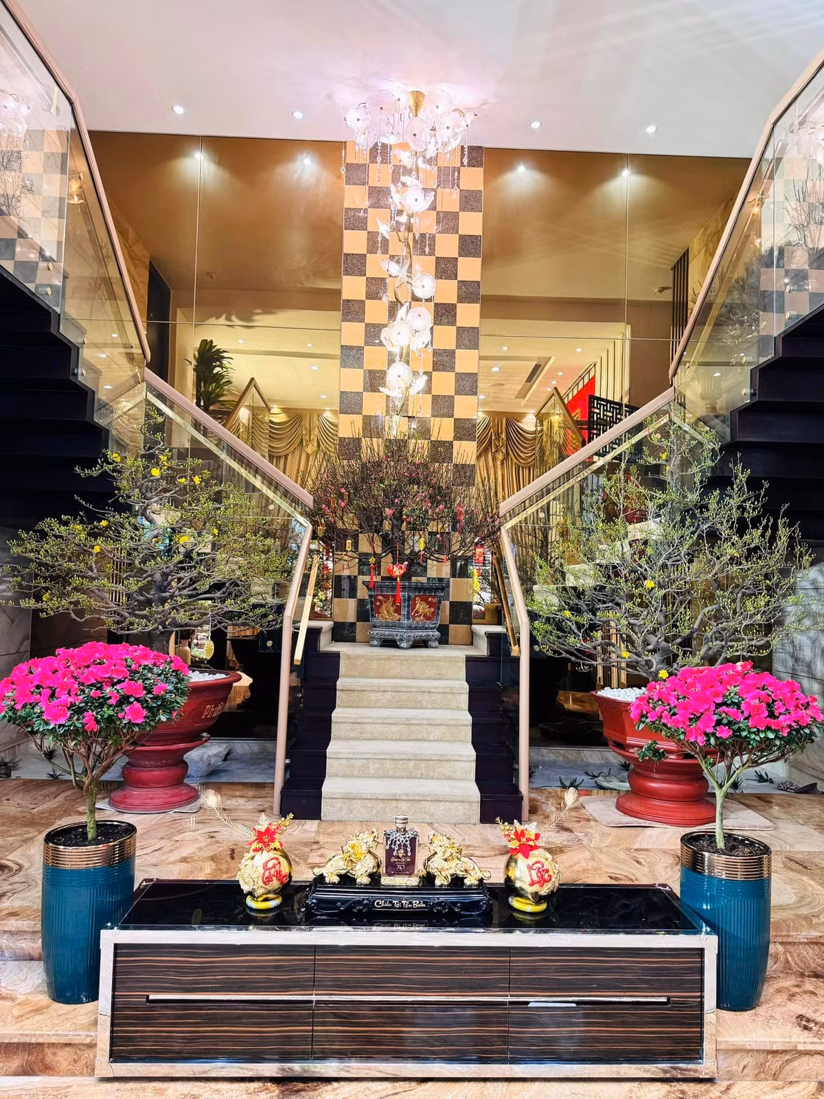 Trong căn biệt thự này, Đàm Vĩnh Hưng tự tay thiết kế tỉ mỉ, tinh tế từng chi tiết nhỏ.