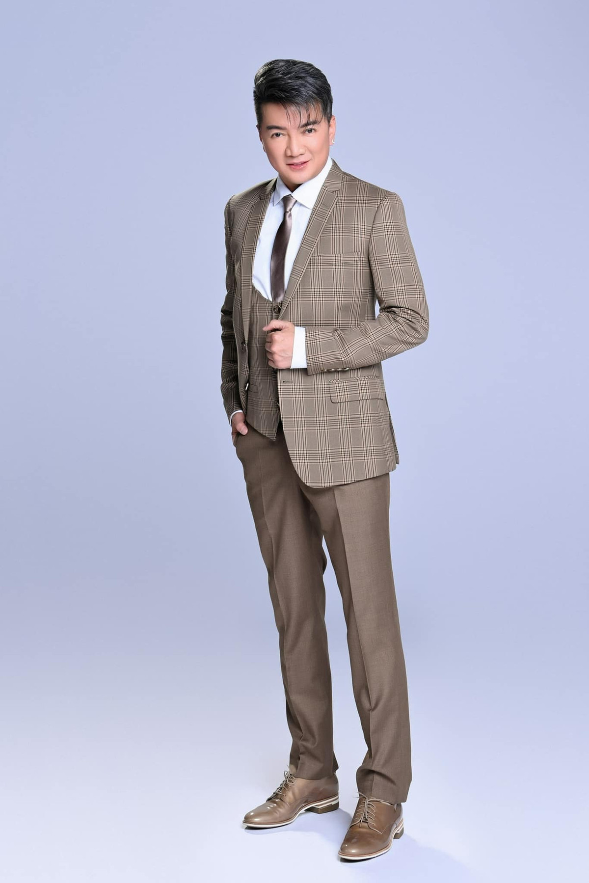 Đàm Vĩnh Hưng được công chúng phong cho danh xưng “Ông hoàng nhạc Việt”. Sau nhiều năm hoạt động nghệ thuật, Mr Đàm được cho là sở hữu khối tài sản lên tới hàng nghìn tỷ đồng, bao gồm nhiều bất động sản, hàng hiệu và xe sang.