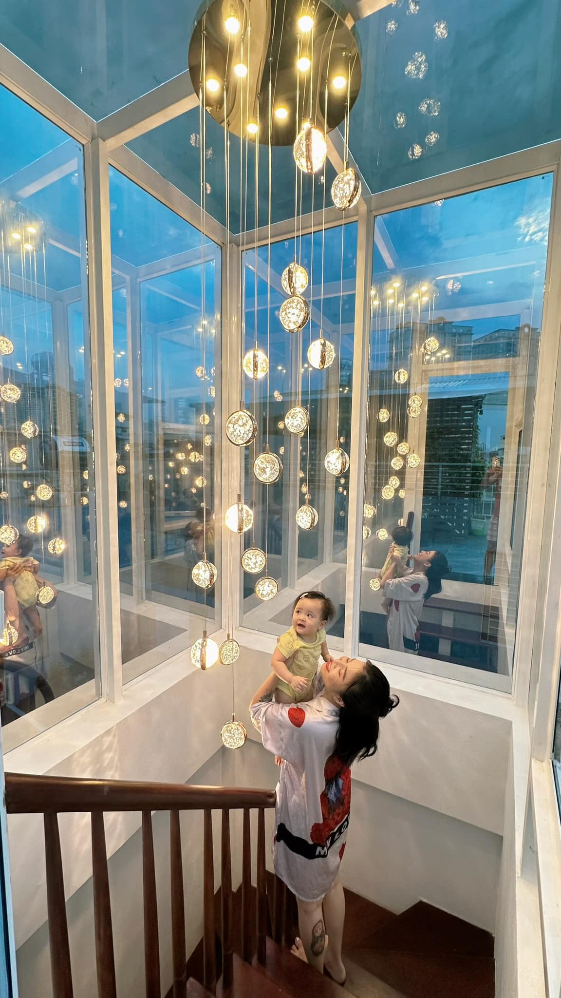 Cầu thang được bao phủ bởi ánh sáng lung linh từ những chiếc đèn treo hiện đại. Ảnh: FB Nguyen Hoang Linh