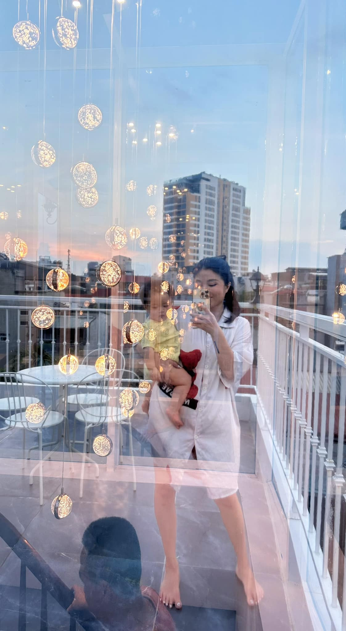 Bức tường kính lớn bao quanh tầng 6 cho ánh sáng tự nhiên ngập tràn khắp không gian. Ảnh: FB Nguyen Hoang Linh