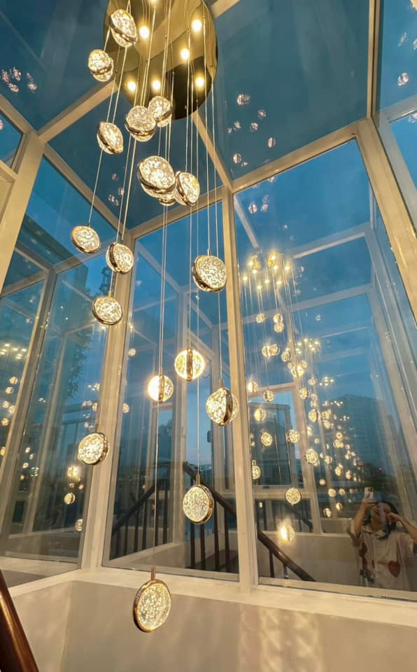 Từ trên cao nhìn xuống, những quả cầu ánh sáng lung linh tạo khung cảnh vừa hiện đại vừa lãng mạn. Ảnh: FB Nguyen Hoang Linh