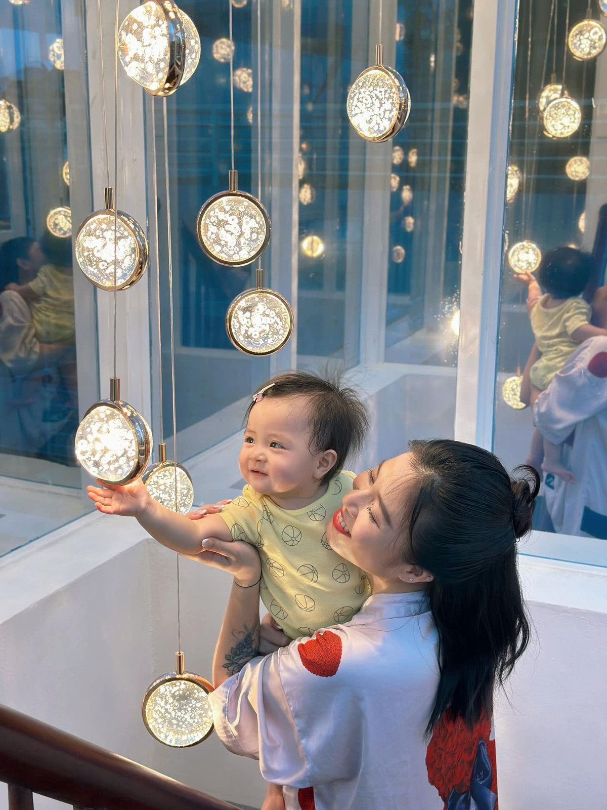 Mới đây, MC Hoàng Linh khoe không gian tầng 6 "sáng choang" với những chiếc đèn thả từ trên cao xuống vô cùng lãng mạn. Ảnh: FB Nguyen Hoang Linh