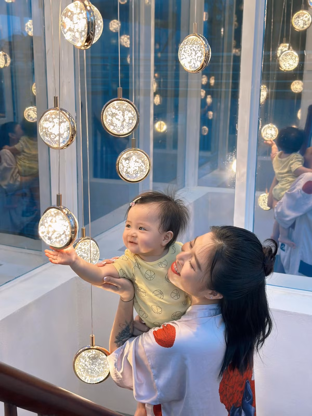 Mới đây, MC Hoàng Linh khoe không gian tầng 6 "sáng choang" với những chiếc đèn thả từ trên cao xuống vô cùng lãng mạn. Ảnh: FB Nguyen Hoang Linh