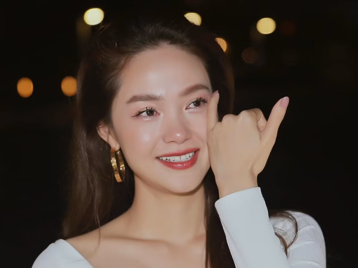 Minh Hằng là một trong những ngôi sao được trả cát-xê cao trong showbiz Việt. Ngoài diễn xuất, Minh Hằng tiếp tục lấn sân sang lĩnh vực ca hát, sản xuất phim và thu về hàng chục tỷ.