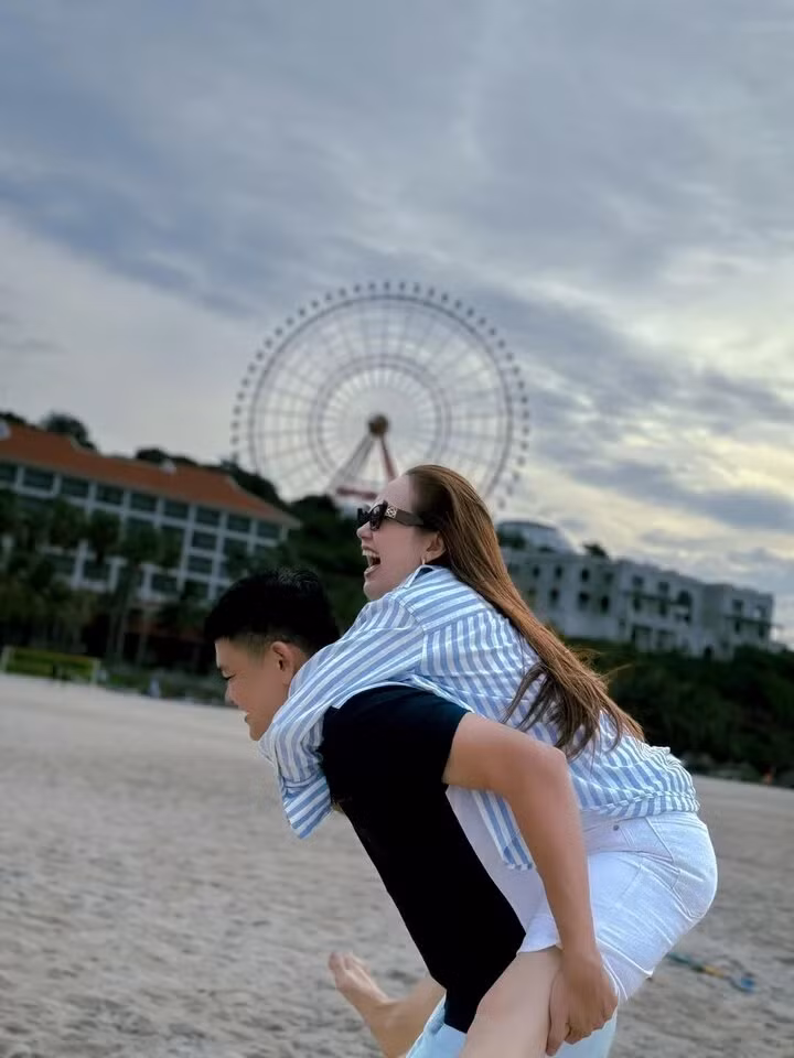 Không những vậy, Minh Hằng còn được chồng doanh nhân cưng chiều hết mực, thường xuyên đưa đi du lịch sang chảnh.