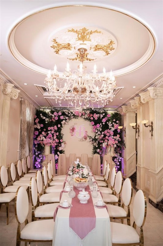 Biệt thự của Minh Hằng xây trên mảnh đất rộng vài trăm mét vuông, theo phong cách hoàng gia Châu Âu, ước tính giá trị hàng chục tỷ đồng.