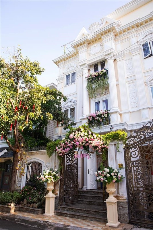 Kiếm được nhiều tiền nên không khó hiểu khi Minh Hằng tậu cho mình nhiều bất động sản giá trị. Khi còn trẻ, Minh Hằng đã tậu được căn biệt thự ở vị trí đắt đỏ tại TP HCM.