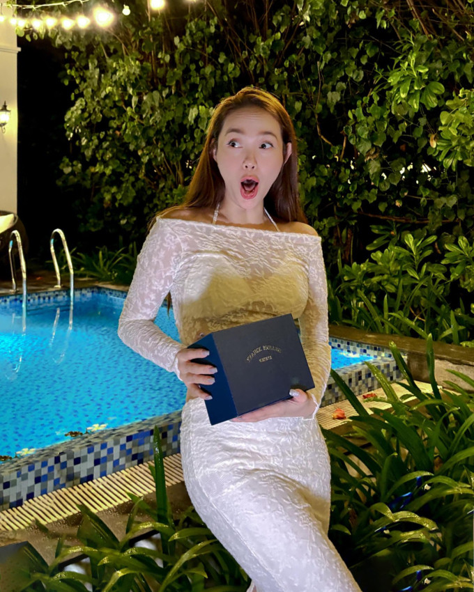 Mới đây, Minh Hằng khiến khán giả "mắt tròn mắt dẹt" khi tiết lộ được chồng đại gia tặng vàng nguyên khối mừng tuổi 37.