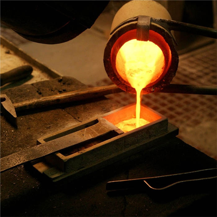 Những giọt kim loại lỏng có thể bắn tung tóe và gây bỏng cho người thợ trong khi họ gần như không được trang bị bất kỳ thiết bị bảo hộ lao động nào. Nguồn ảnh: Getty Image