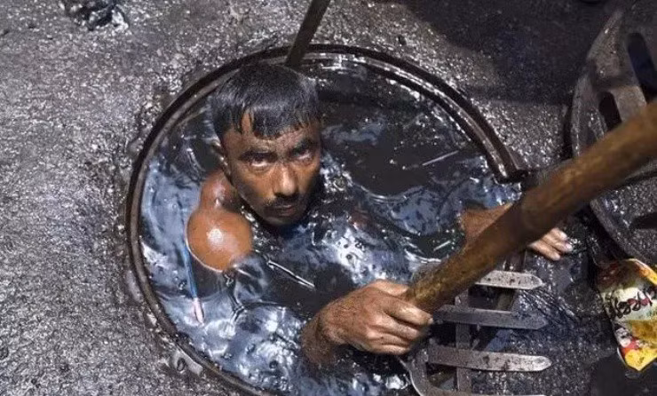 Họ thậm chí phải ngâm mình trong nước cống bẩn thỉu, hôi hám suốt 12 tiếng và chỉ kiếm được khoảng 5 USD/ngày (tương đương 125.000 VND).