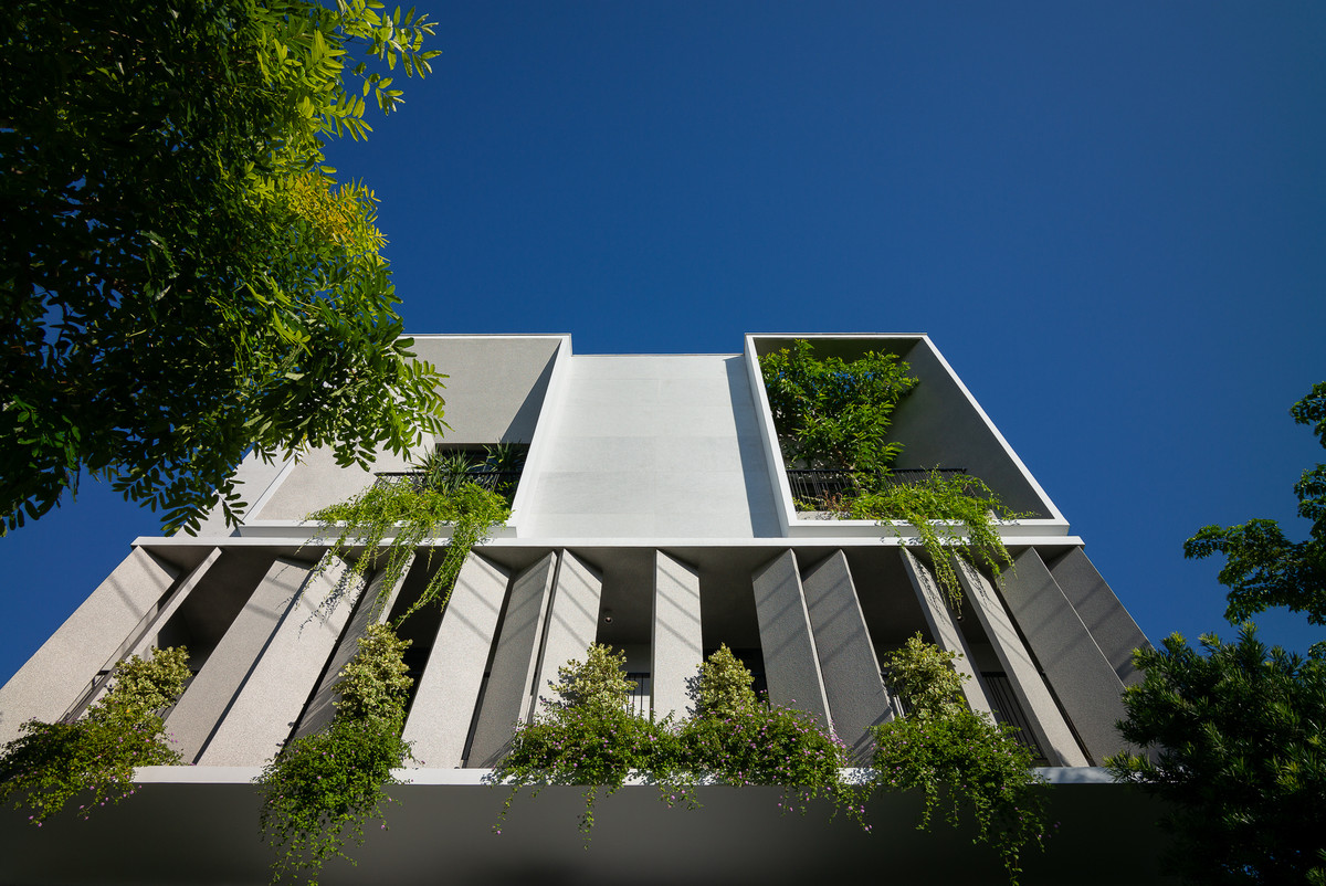 Trên khuôn viên đất rộng 200m2 tại thành phố Đà Nẵng, TA Residence được xây dựng với sự kết hợp giữa kiến trúc hiện đại và thiên nhiên xanh mát.