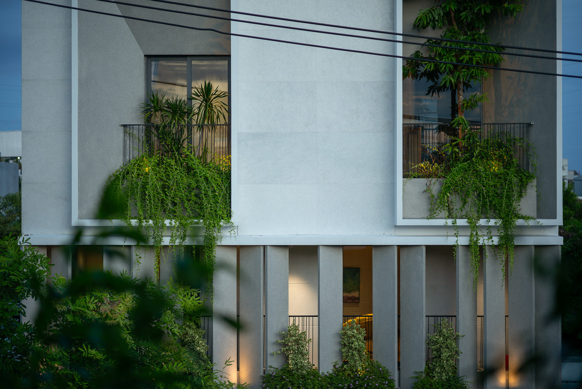 Để giải quyết vấn đề này, kiến trúc sư áp dụng lam bê tông xoay nhiều hướng khác nhau trên bề mặt tường.