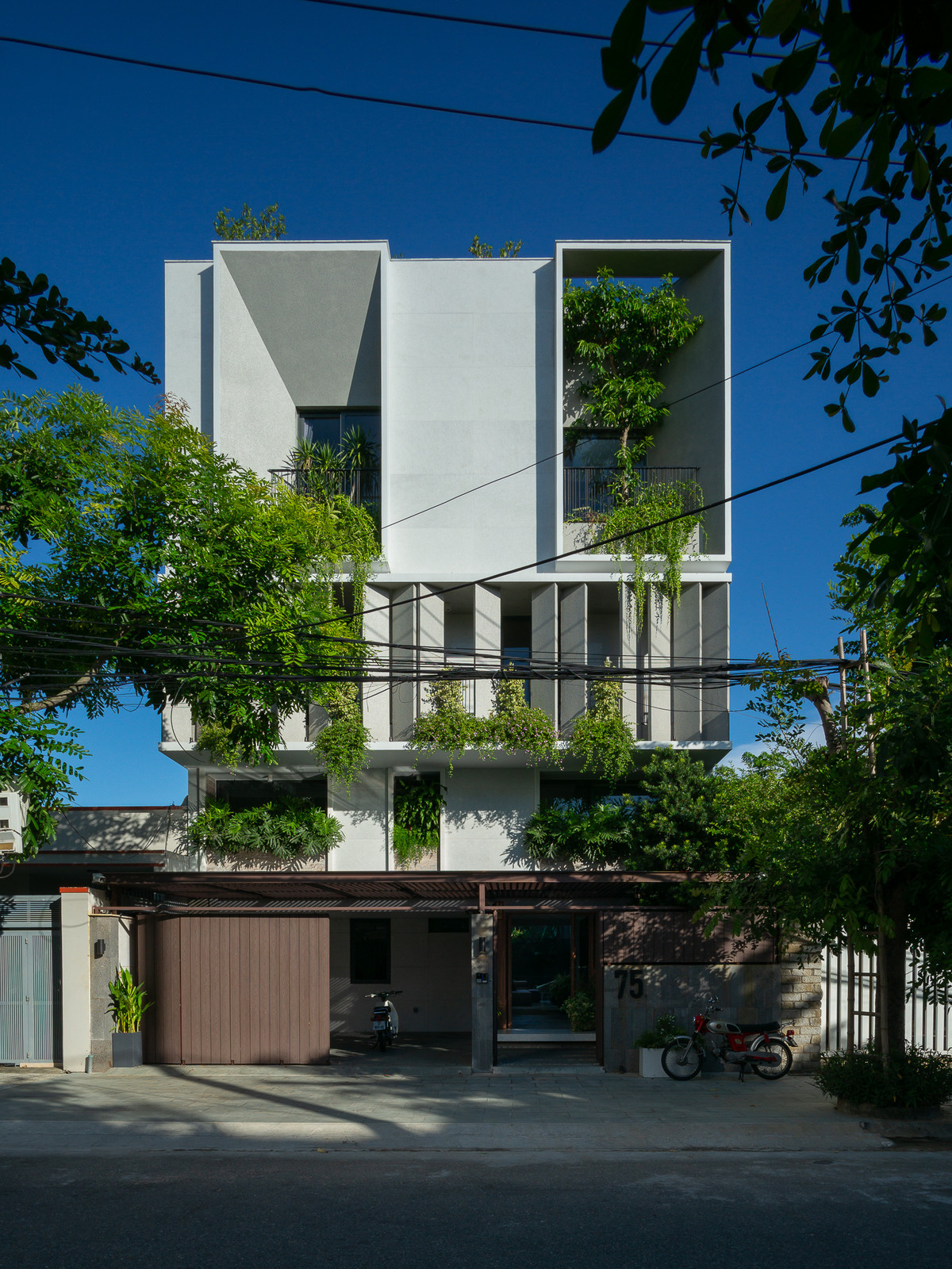 Thách thức lớn nhất ngôi nhà phải đối diện là nắng nóng mùa hè, đặc biệt là ánh nắng chói chang từng hướng Tây.